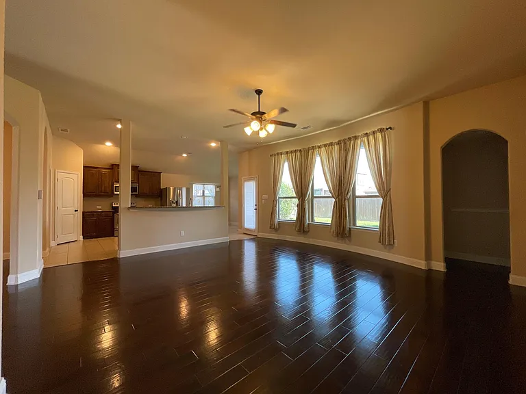 3404 Walnut Ln — Photo 5