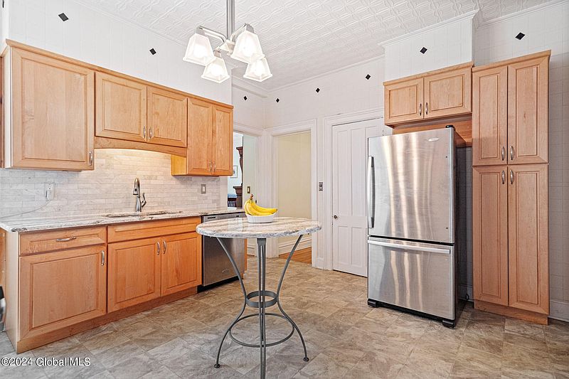 3rd image of 141 Pawling Avenue