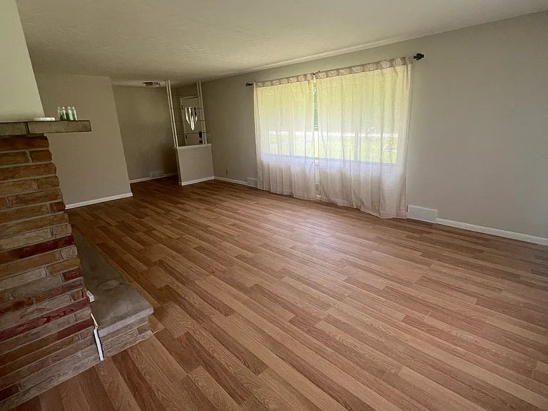 Upper-Level Living Room 15 x 23