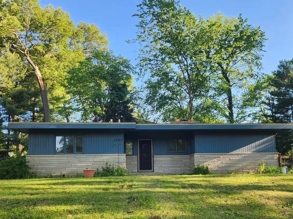 1224 Country Club Dr, Niles, MI 49120