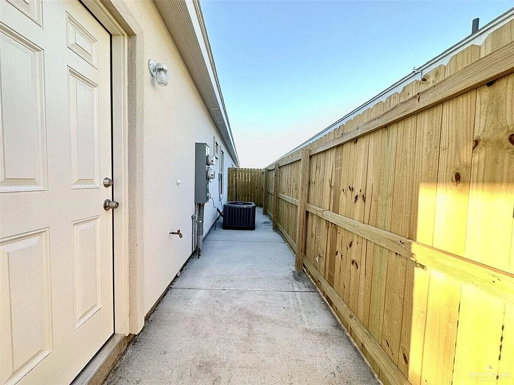 3 bed, 2.0 bath, 1050 sqft, $1,275 — Photo 2