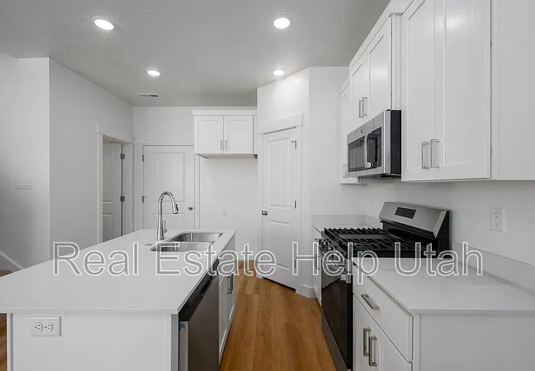281 W 1150 N — Photo 21