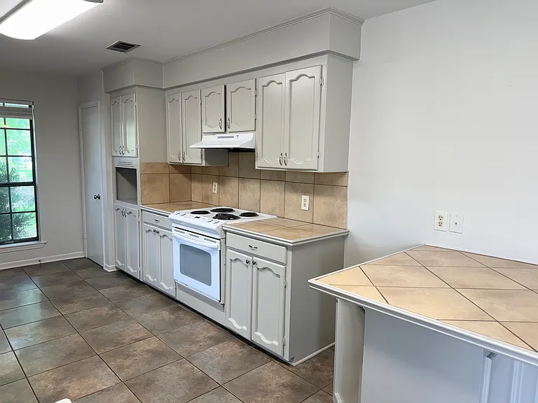 2912 Lancelot Dr — Photo 5