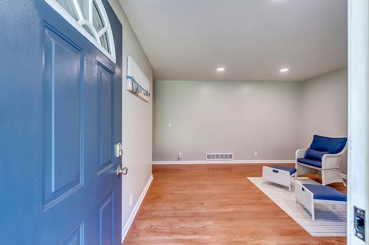 3 bed, 1.5 bath, 1350 sqft, $1,750 — Photo 2