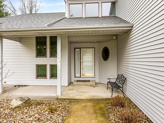3rd image of 109 Deer Path Ln
