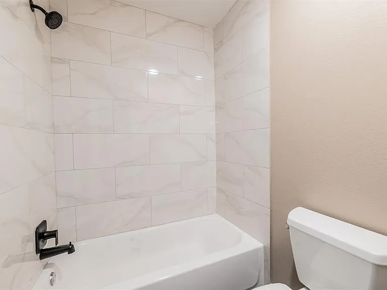 915 Sirocco Dr #B — Photo 10
