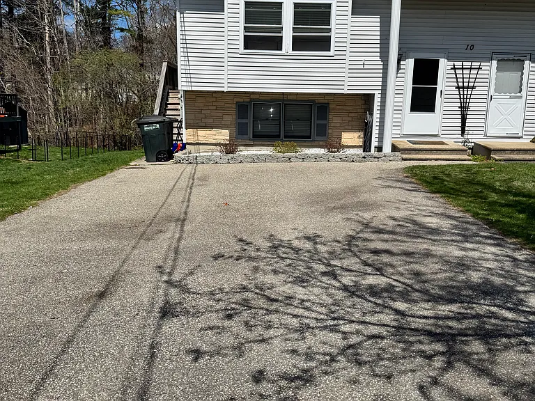 10 Lancelot Dr — Photo 1