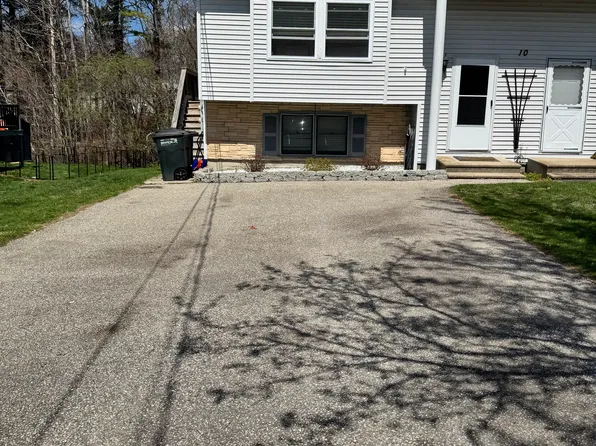 10 Lancelot Dr, Derry, NH 03038