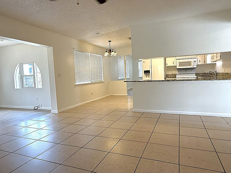 401 Crystal Ln — Photo 5