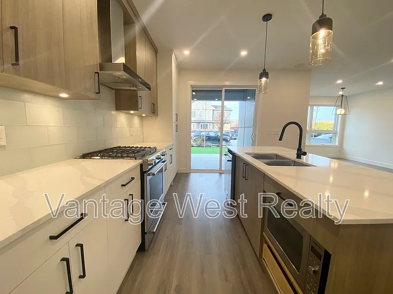 3 bed, 2.5 bath, 1650 sqft, $3,258 — Photo 3