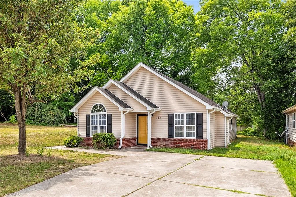3 bed, 2.0 bath, 1264 sqft, $1,900 — Photo 2