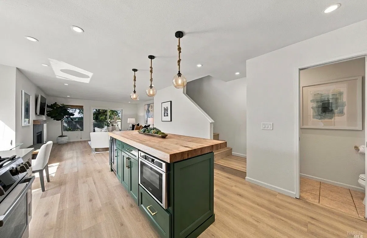 2 bed, 2.5 bath, 1216 sqft, $5,200 — Photo 2