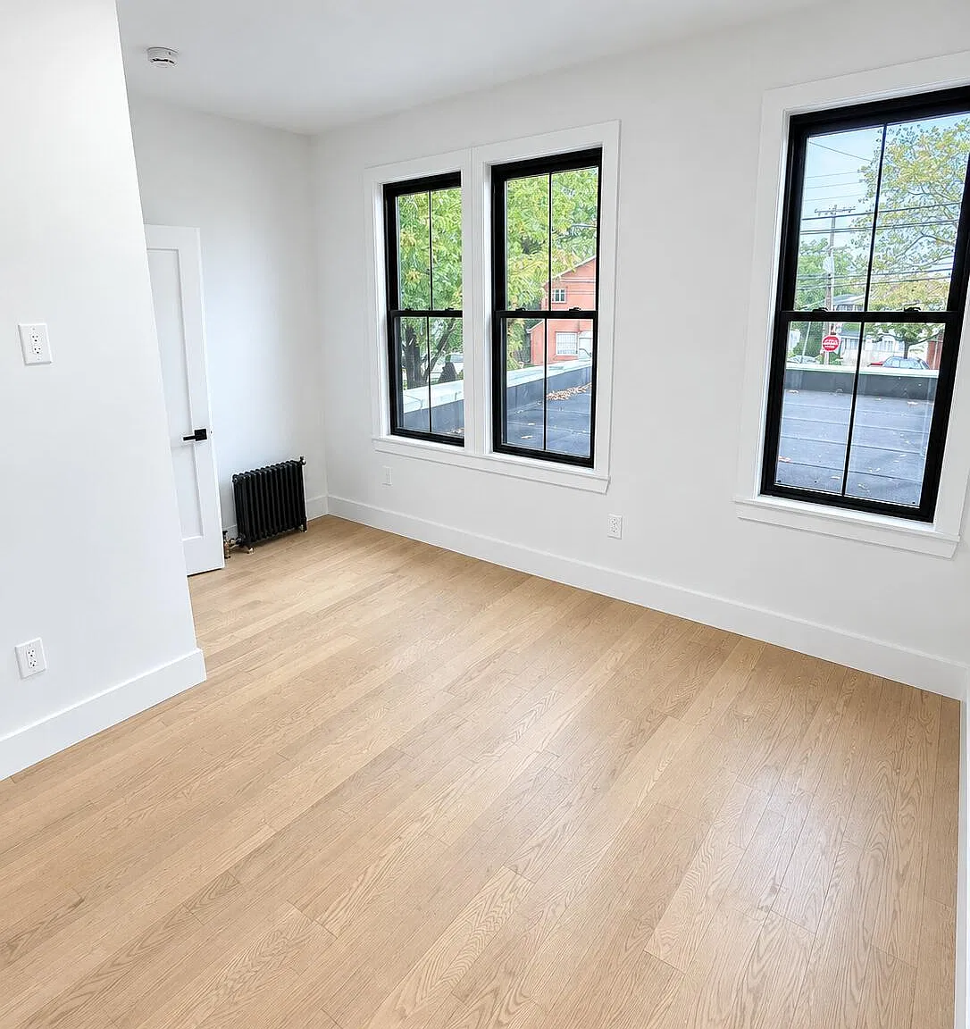3 bed, 1.0 bath, 2400 sqft, $3,600 — Photo 2