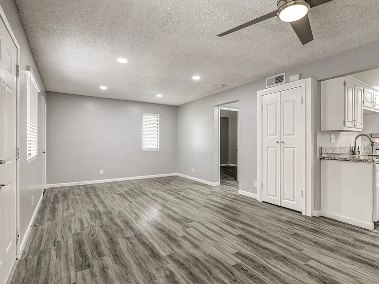 Vista Springs Apartments — Photo 9