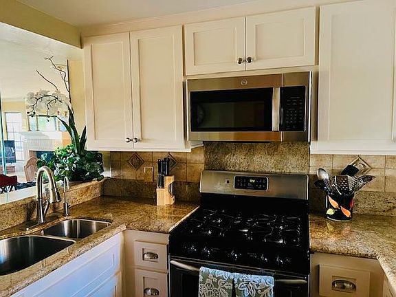 Bright, Fresh Kitchen, Granite Countertops, w/ Stainless