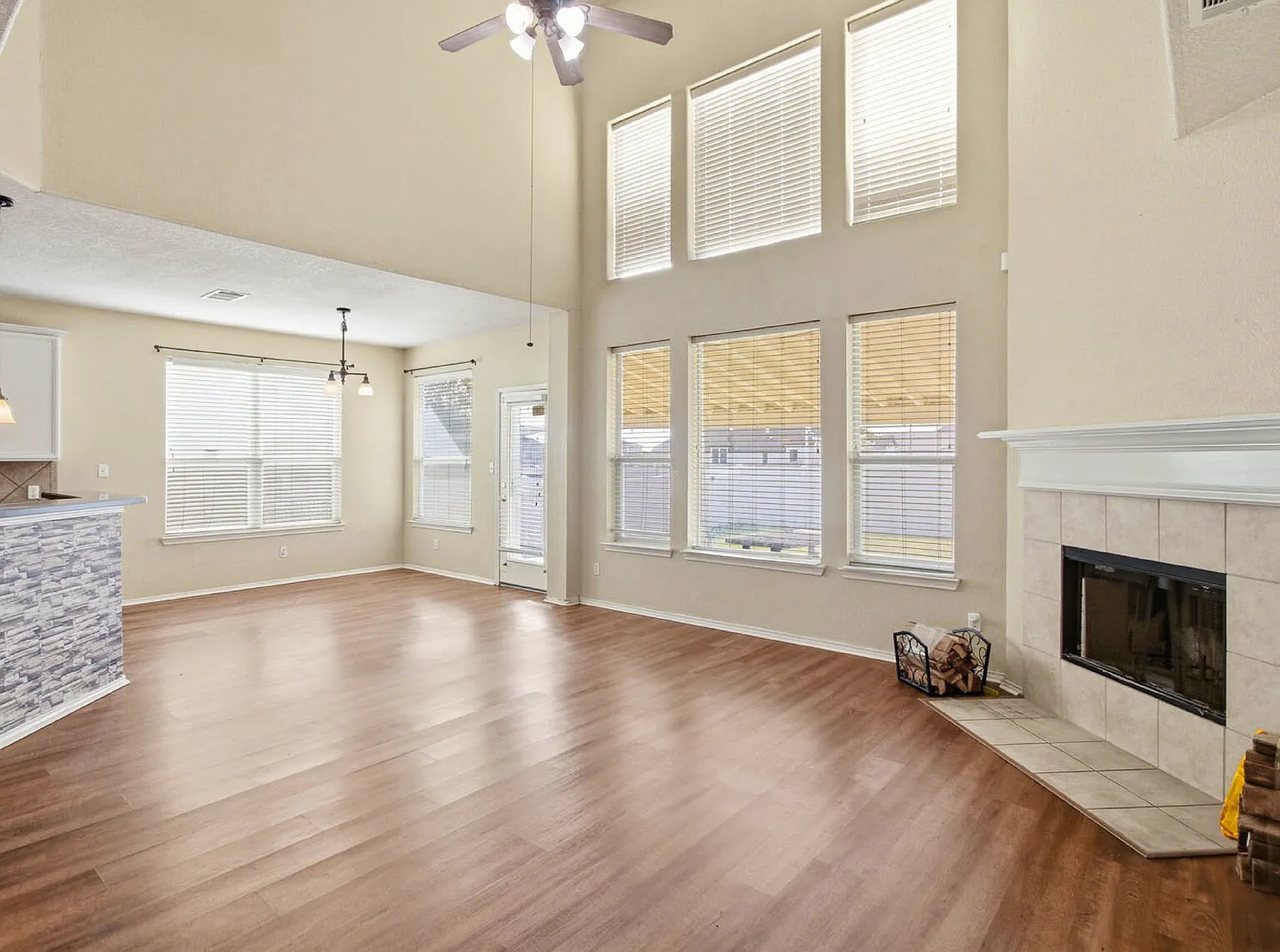 4 Bedrooms, Soaring Ceilings, Office, Game Room & Community Pool — Photo 3