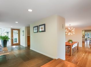 506 Forest Cove Rd, Lake Bluff, IL 60044