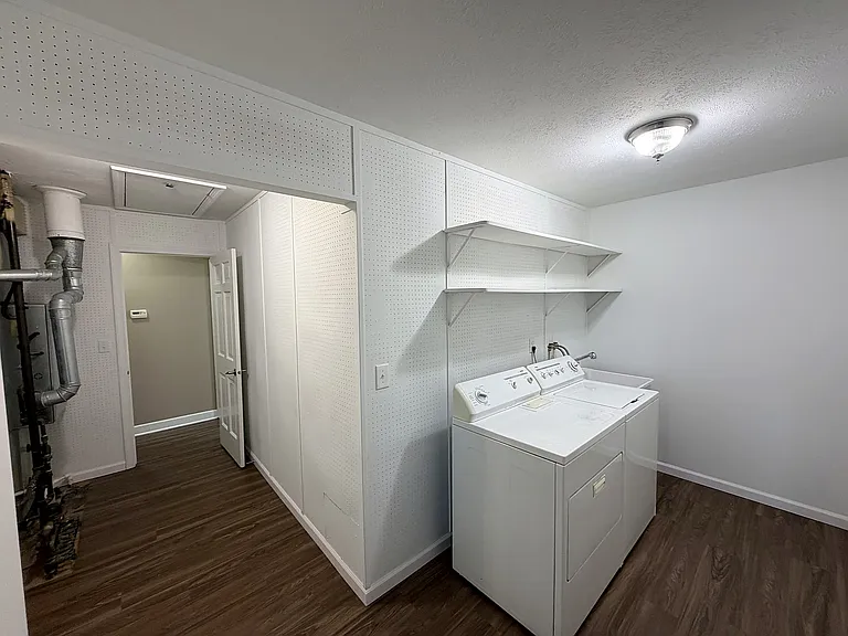 Laundry Room, Mudroom Combo (Connected to garaga)