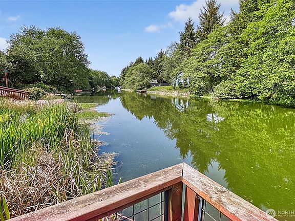 4th image of 792 Island Circle SE
