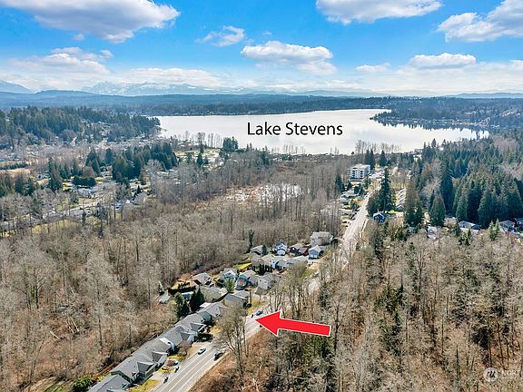 2nd image of 2905 Lake Dr