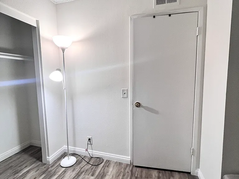 527 S Orange Ave #B — Photo 4