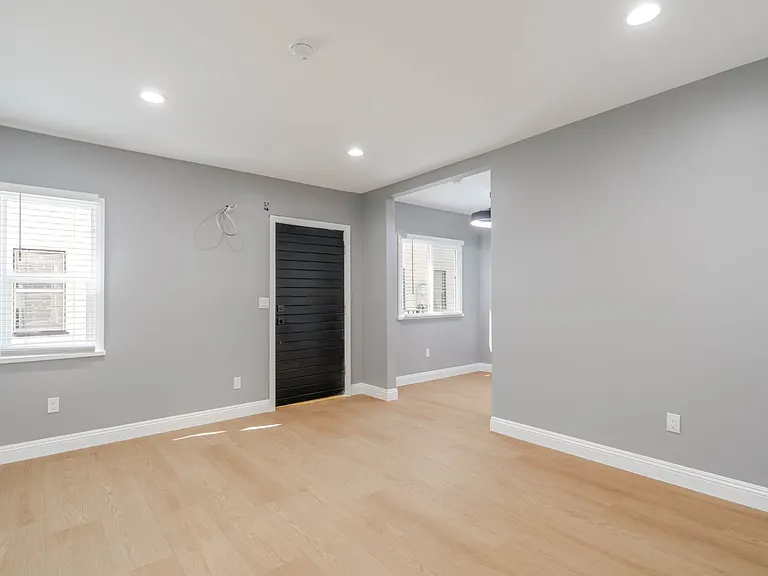 1051 Western Ave #A — Photo 3