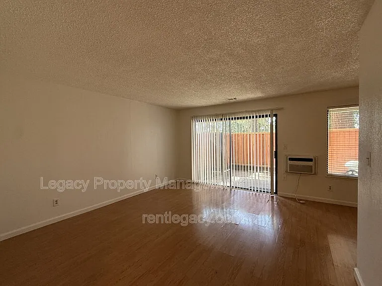 2125 Northwood Cir #D — Photo 8