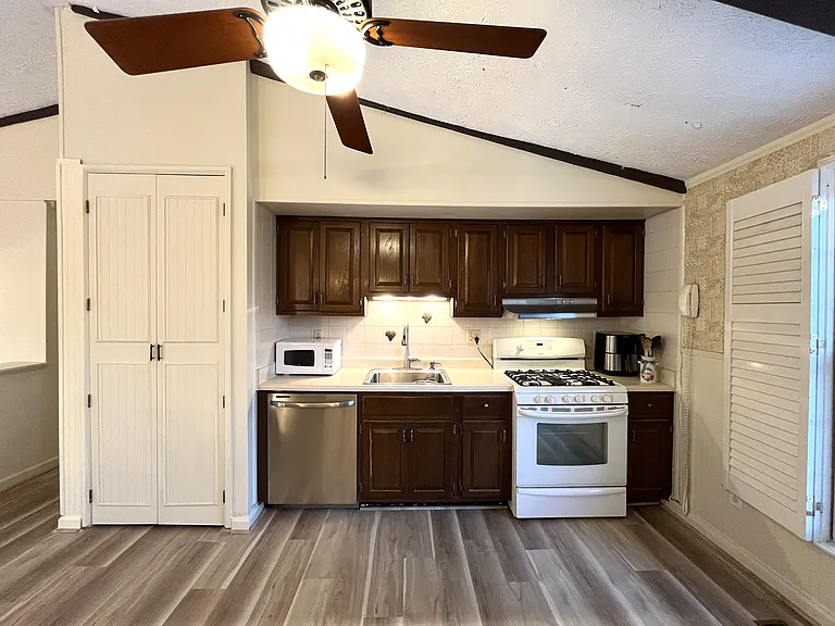 210 Pinehurst Ln — Photo 17
