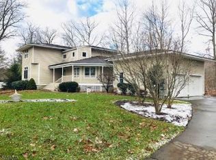 6 W Emerald Isle Dr, Lake Hopatcong, NJ 07849