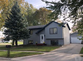 1316 N 6th St, Clear Lake, IA 50428