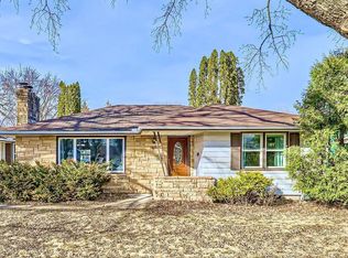 1691 Rose Ave E, Saint Paul, MN 55106