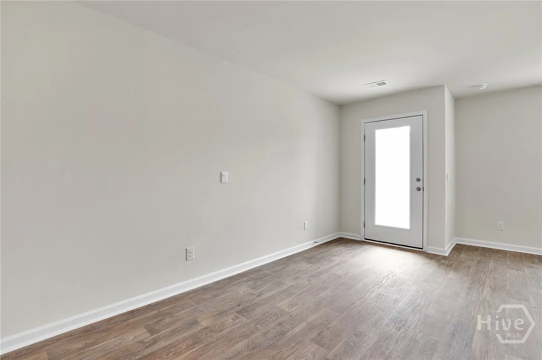 3 bed, 2.5 bath, 1418 sqft, $2,100 — Photo 3