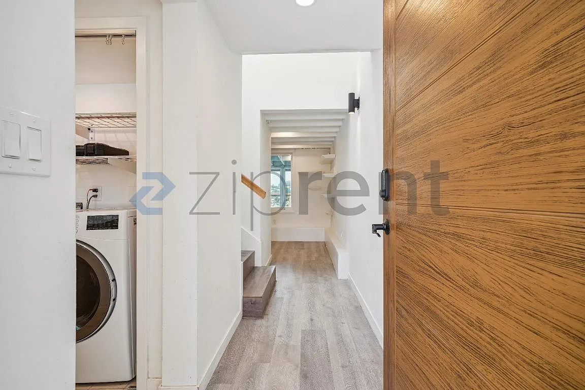 3 bed, 2.5 bath, 1464 sqft, $5,100 — Photo 2