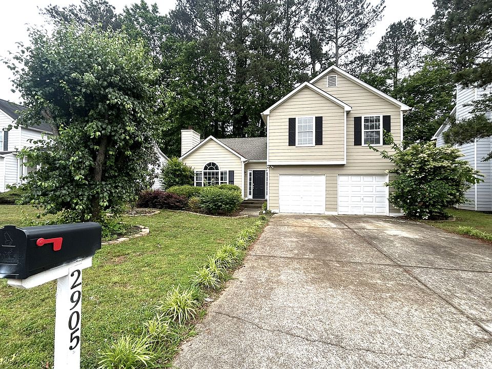 Welcome home! Beautiful curb appeal in sought-after Lake Park community.