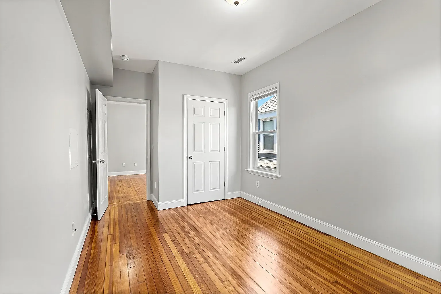 3 bed, 1200 sqft, $3,300 — Photo 4
