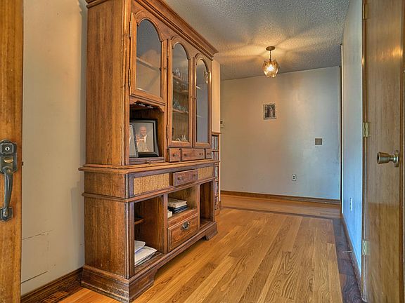 2nd image of 207 N Fairbanks Cir
