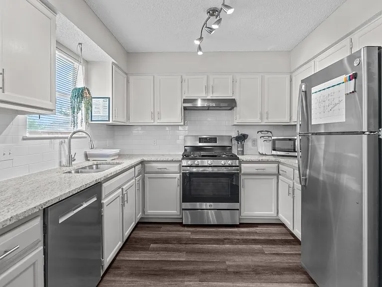 406 Oakcrest Dr — Photo 15
