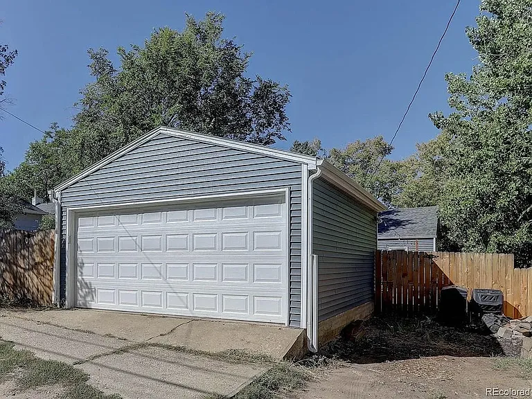 1-Car Garage w/ Extra Outside Parking Available