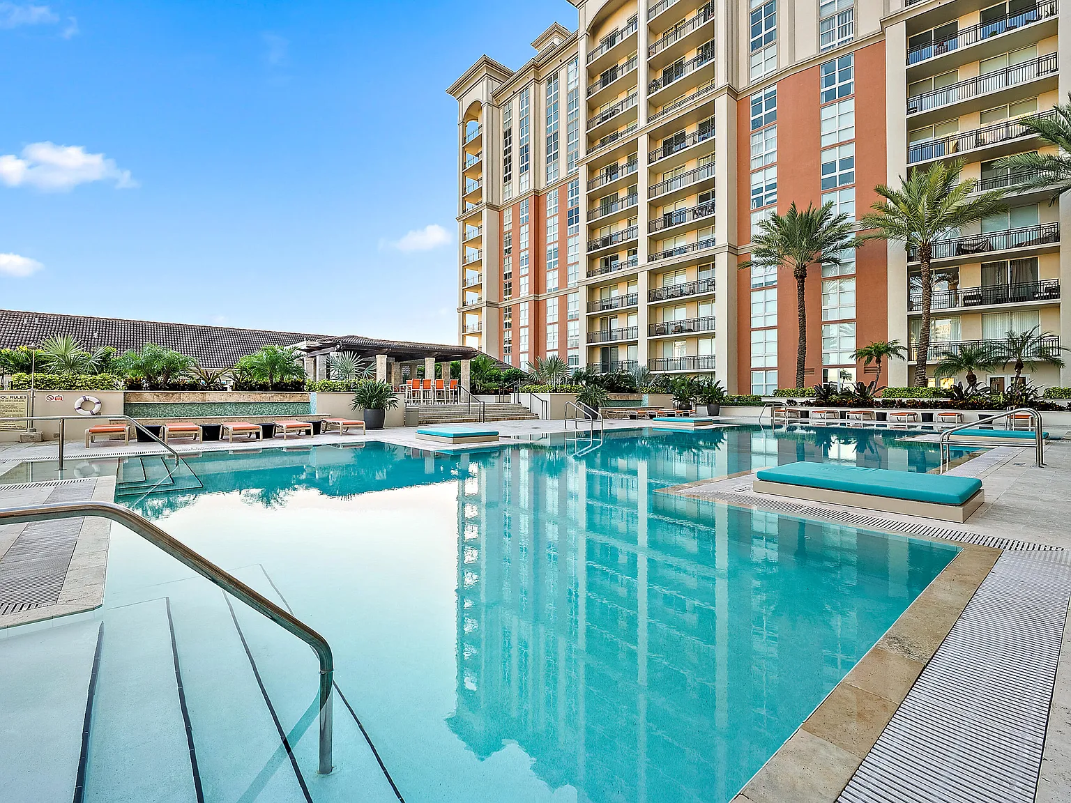 1 bed, 1.0 bath, 755 sqft, $3,900 — Photo 2