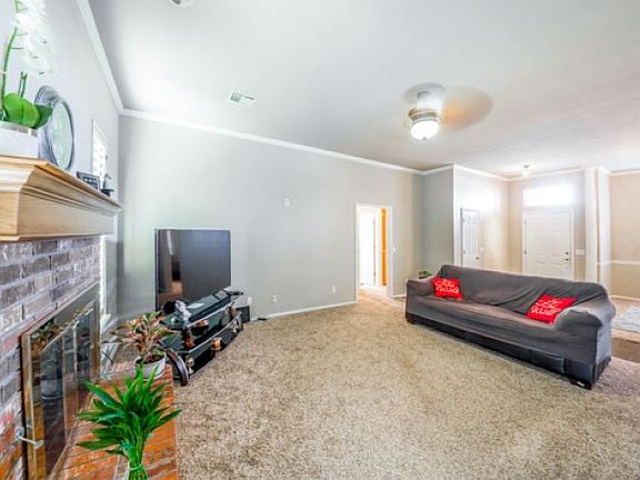 3rd image of 801 Lynn Ln
