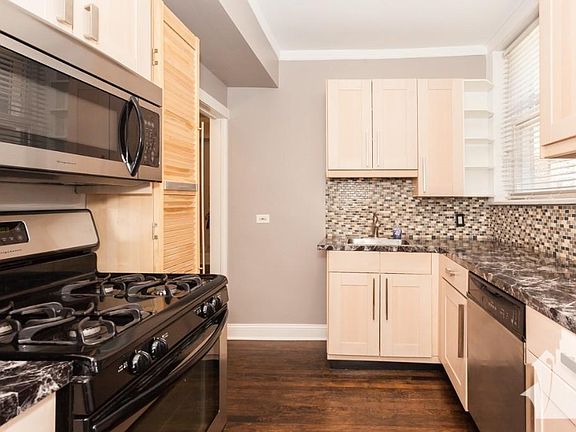 2nd image of 729 W Buckingham Pl #7N