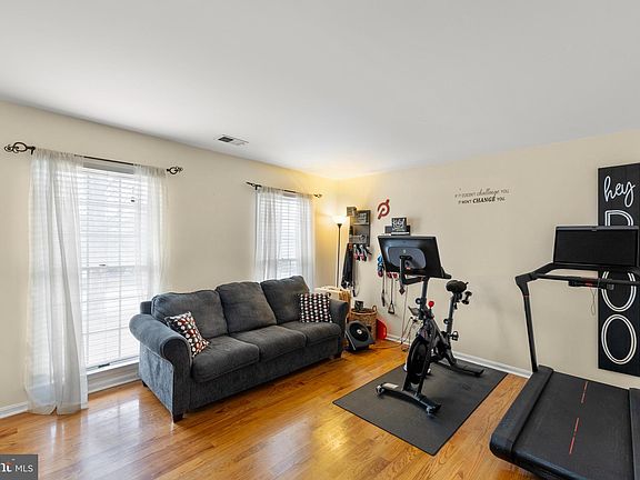 3rd image of 124 Etnam St