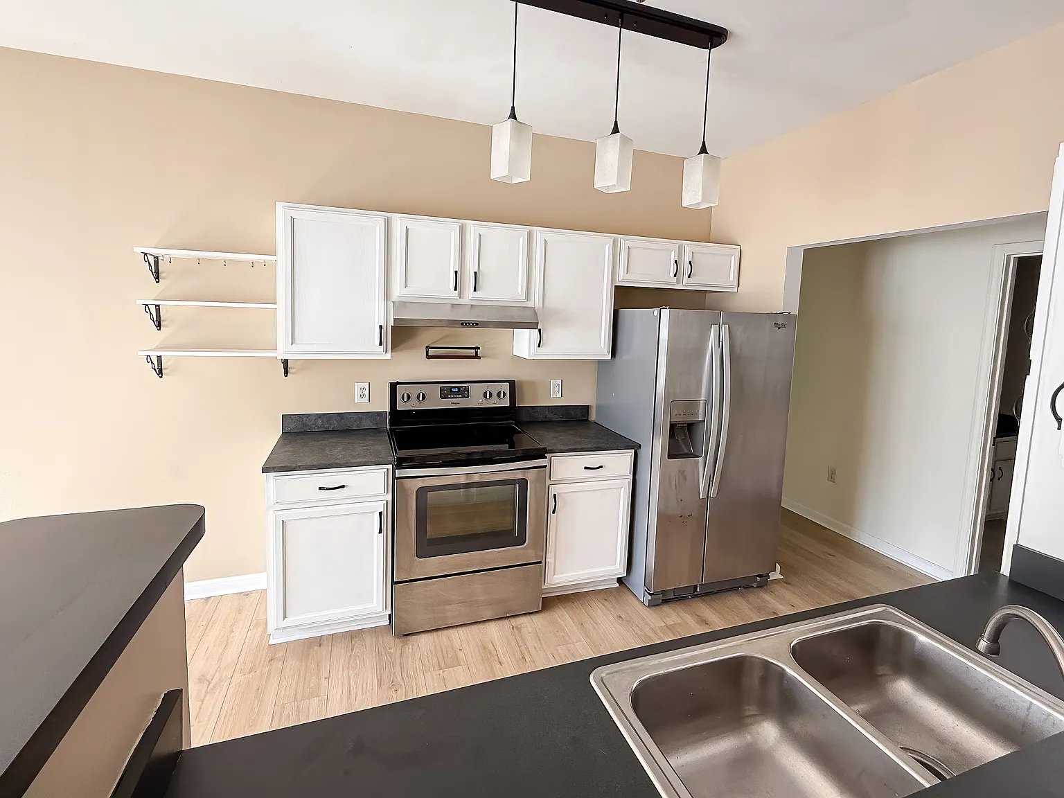 2 bed, 1100 sqft, $2,100 — Photo 2
