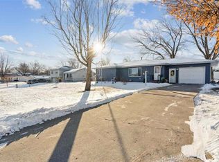 1104 E 2nd St, Vinton, IA 52349