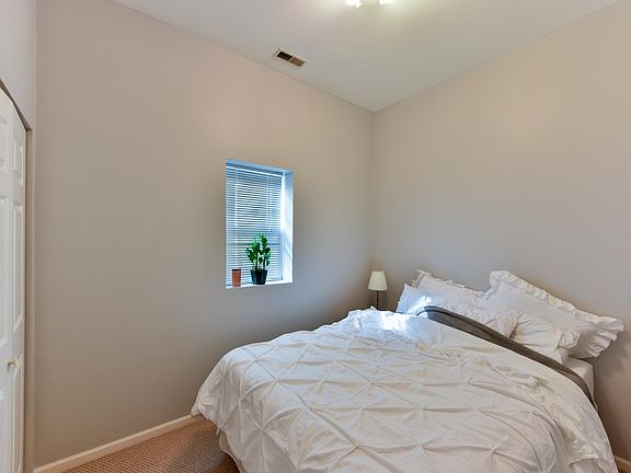 5th image of 840 N Damen Ave APT 1F