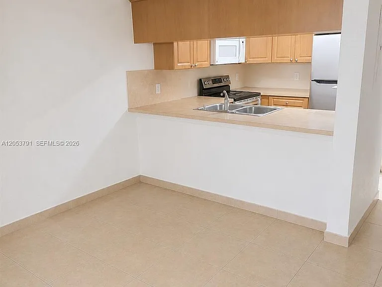 1705 W 58th St #B-27 — Photo 6