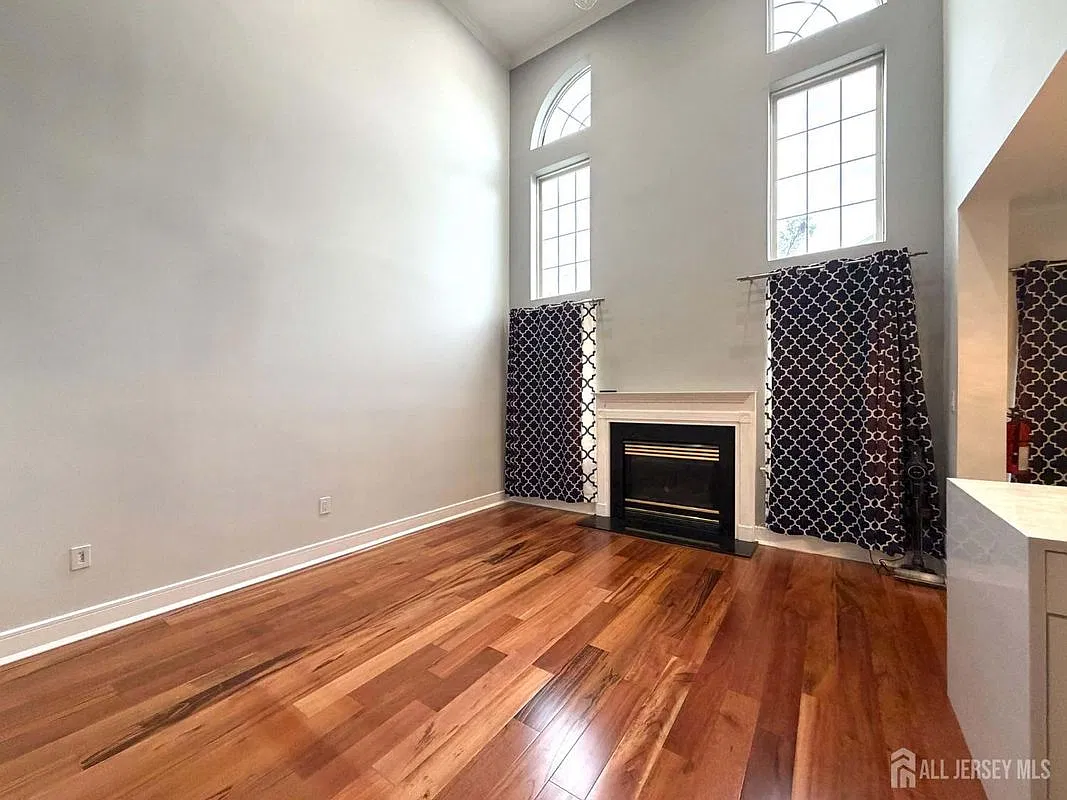 3 bed, 3.0 bath, 1968 sqft, $3,850 — Photo 4