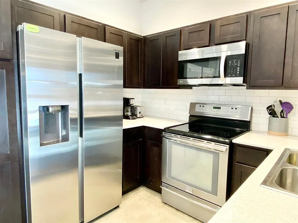 3 bed, 2.5 bath, 1768 sqft, $3,900 — Photo 2