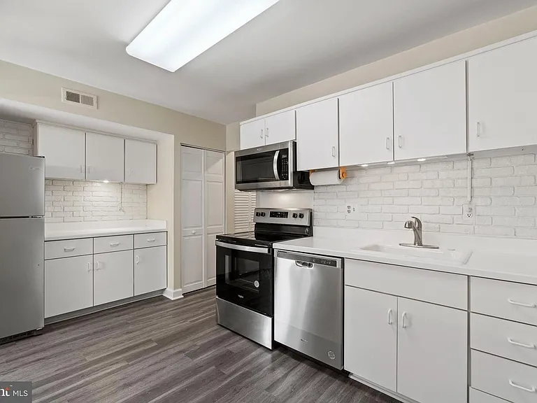 9705 Kings Crown Ct #101 — Photo 7