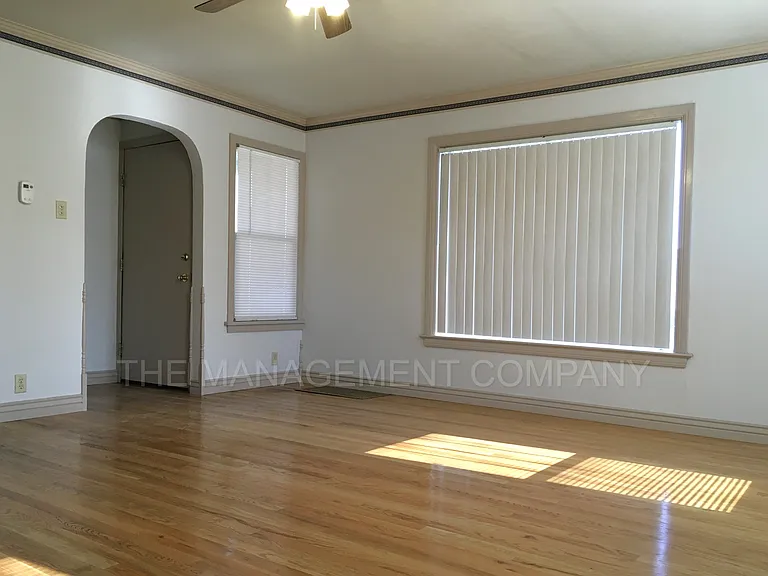 576 Addison Ave W — Photo 6